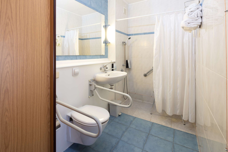 Bathroom 5, Hotel Campanile Lisbon South - Setubal, Setúbal