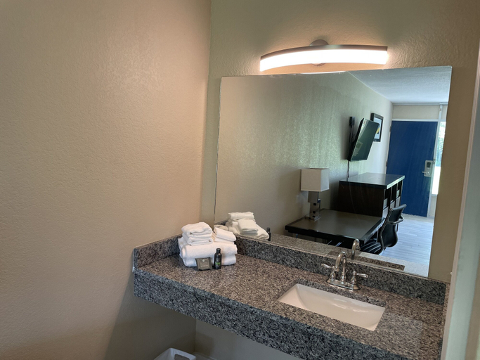 Bathroom 4, Econo Lodge Jennings, Hamilton