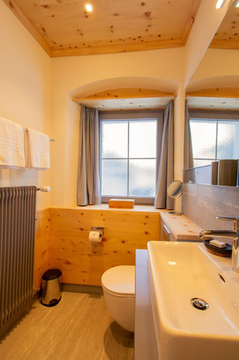 Bathroom 4, Hotel Bodenhaus, Hinterrhein