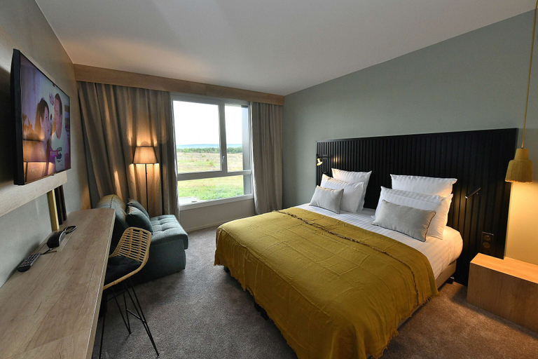 Bedroom 4, Golden Tulip Reims, Marne