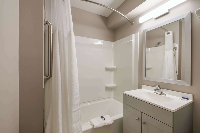 Bathroom 4, Americas Best Value Inn Farmington, Ontario