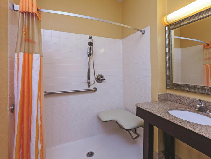 Bathroom 4, La Quinta Inn & Suites by Wyndham Angleton, Brazoria