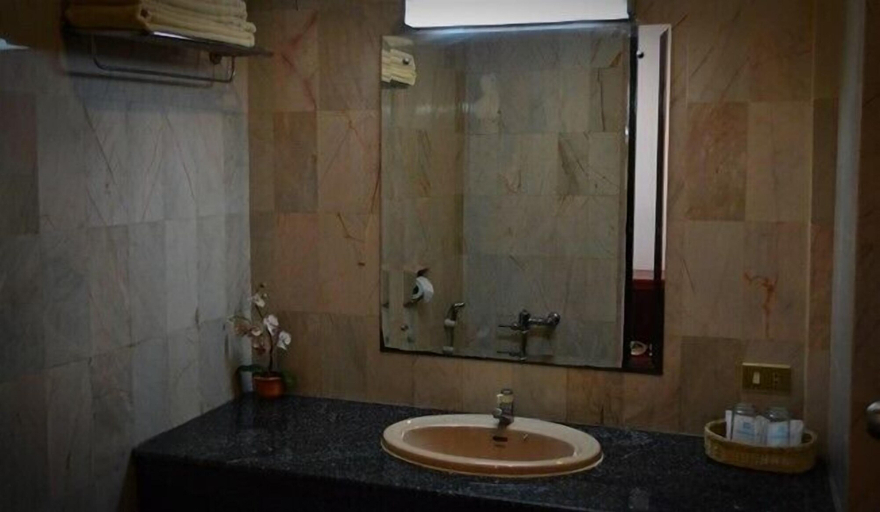 Bathroom, Nattirat Grand Hotel, Lom Sak