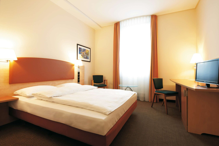 Bedroom 4, IntercityHotel Berlin Ostbahnhof, Berlin