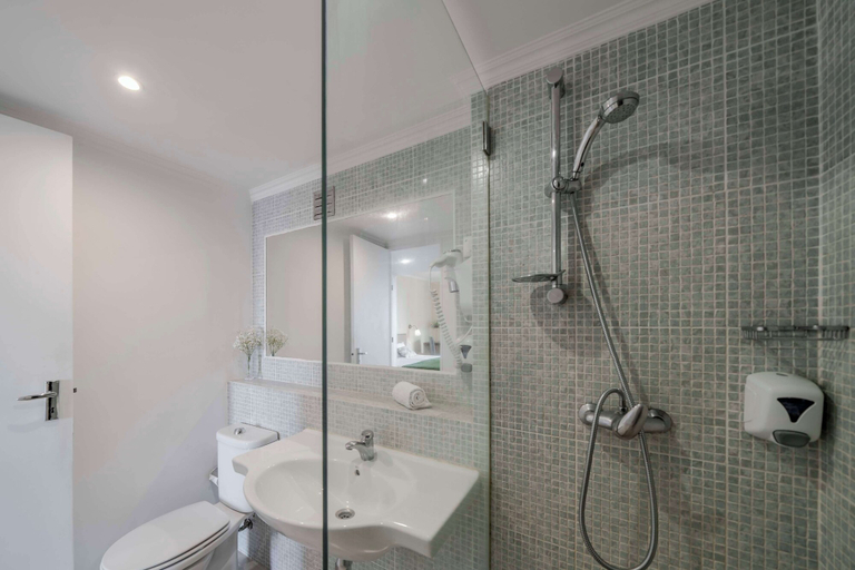 Bathroom 5, Dorisol Mimosa Studio Hotel, Funchal