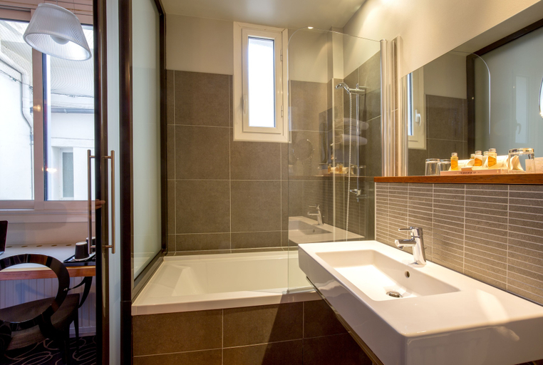 Bathroom 3, Hôtel de Normandie, Gironde