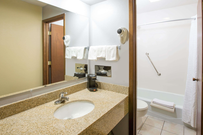 Bathroom 4, Super 8 by Wyndham Williams, Hamilton