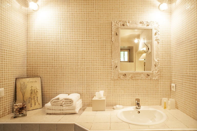 Bathroom 5, La Roche d'Esteil, Dordogne