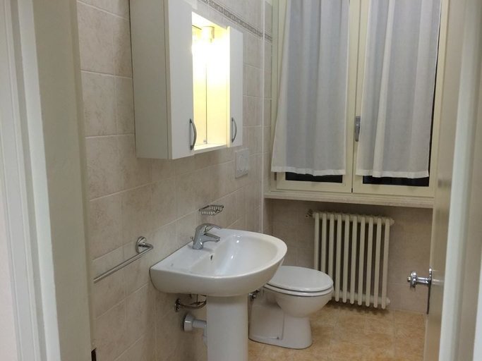 Bathroom, Casa San Zeno - Istituto Salesiano, Verona