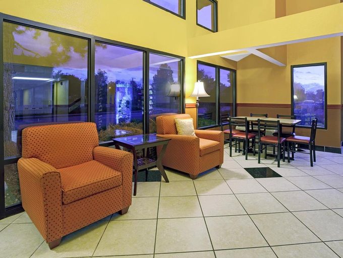 Public Area 2, Super 8 by Wyndham Denver Stapleton, Denver