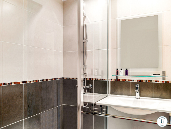 Bathroom 5, L'Initial, Haute-Garonne
