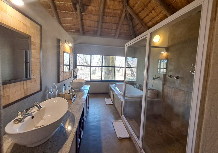 Bathroom 4, Xanatseni Private Camp, Ehlanzeni