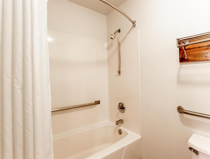 Bathroom 4, Super 8 by Wyndham Frankfort IN, Clinton