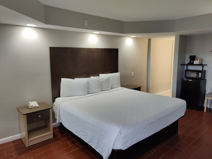 Bedroom 4, Boardwalk Inn and Suites, Volusia