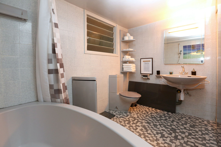 Bathroom 4, The Bridge-House Apartment