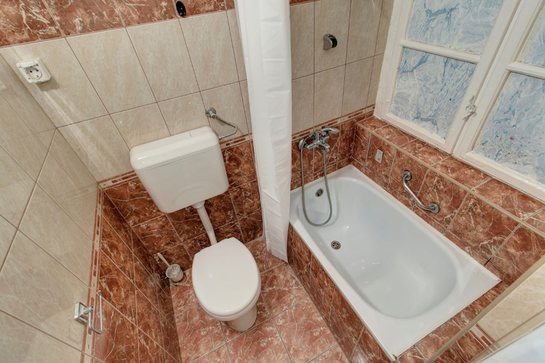 Bathroom 3, Central Ernesto, Budapesti