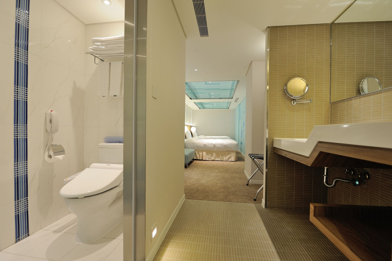Bathroom 5, Green World Hotel Zhonghua, Taipei City
