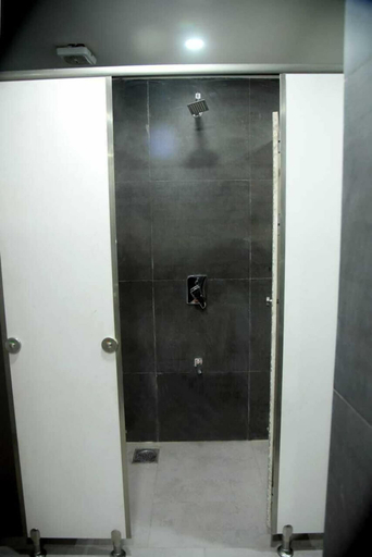 Bathroom 5, Charyana Hotel Ac Dormitory - Hostel, Ahmadabad
