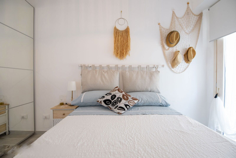 Room 2, Vera's White Pearl Apartment, Syracuse