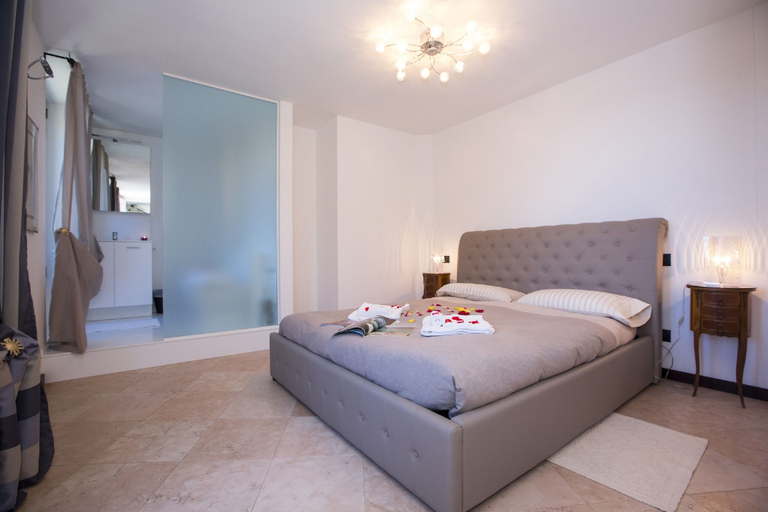 Bedroom 2, La Reina del Norte, Como