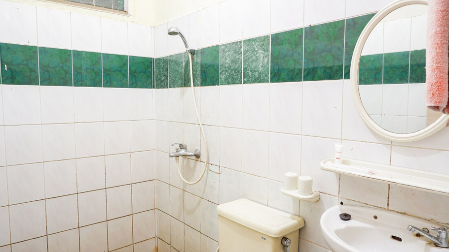 Bathroom 4, OYO 2085 Chrysanta Hotel, Bandung