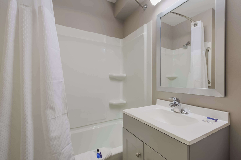 Bathroom 5, Americas Best Value Inn Farmington, Ontario