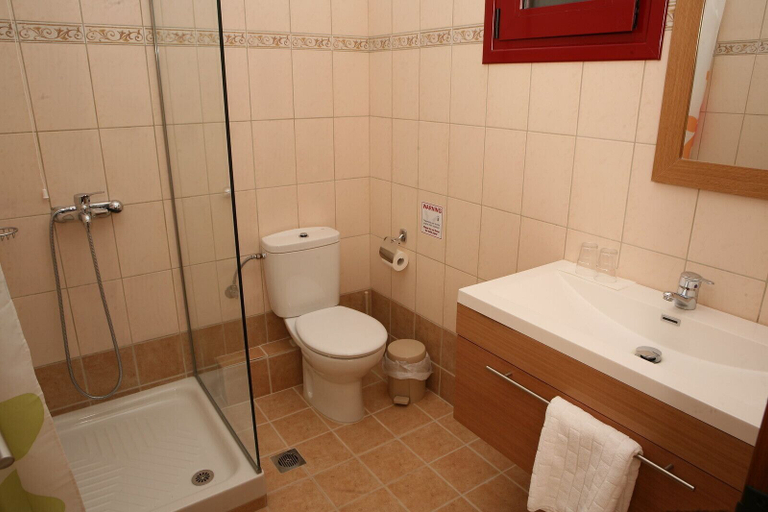 Bathroom 5, Michaelangelo, Epirus