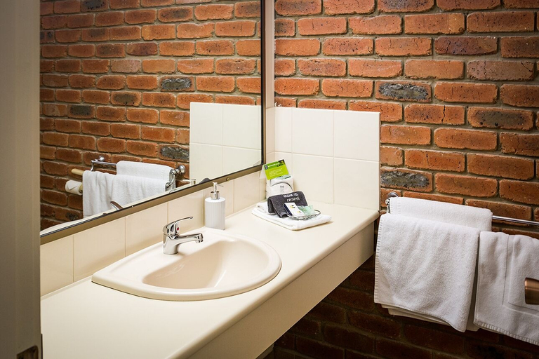 Bathroom 4, Australian Settlers Motor Inn, Swan Hill - Central