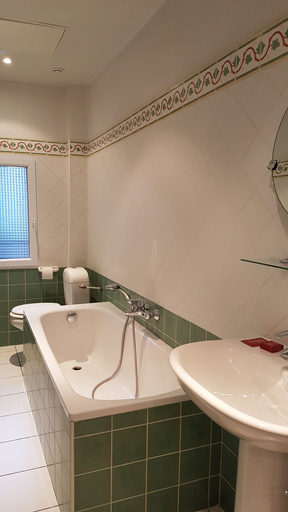 Bathroom 5, Hôtel Cardinal, Bouches-du-Rhône