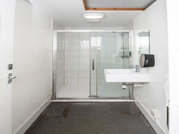 Bathroom 4, Chris's Motel, Buckinghamshire