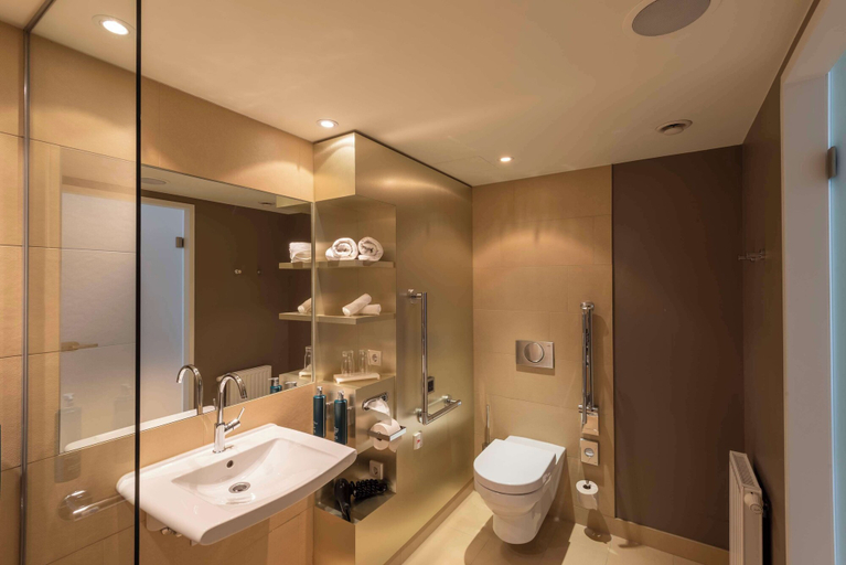 Bathroom 4, DoubleTree by Hilton Vienna Schonbrunn, Wien