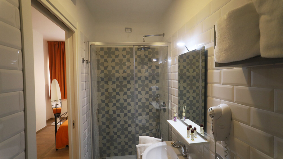 Bathroom 4, 1970 Rooms, Napoli