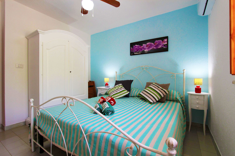 Room 4, Villetta Mare 465, Lecce