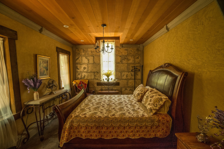Bedroom 2, Stone Hearst, Capital