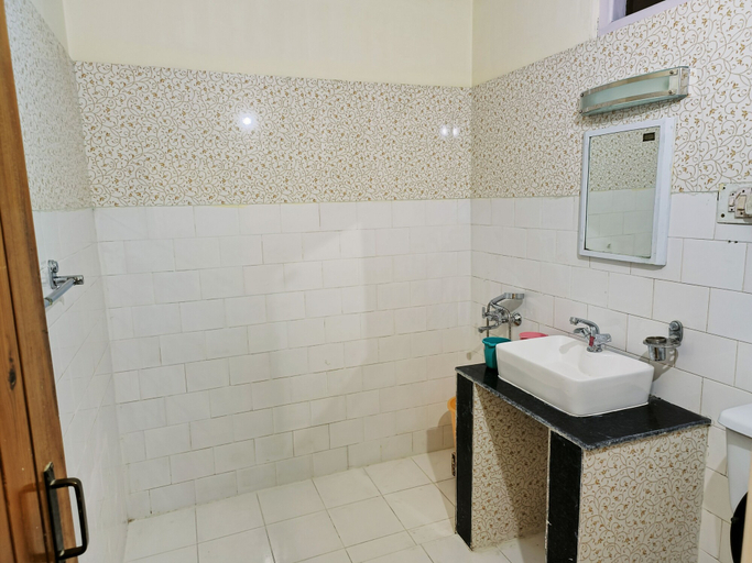 Bathroom 5, CS Shhandella Hotel, Kullu