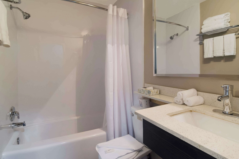 Bathroom 4, Canadas Best Value Inn & Suites Kamloops, Thompson-Nicola