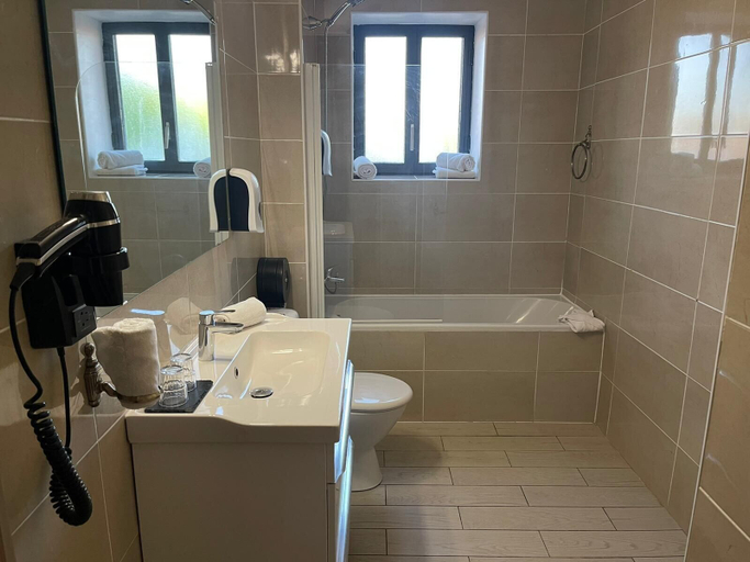 Bathroom 4, Empire, Gard