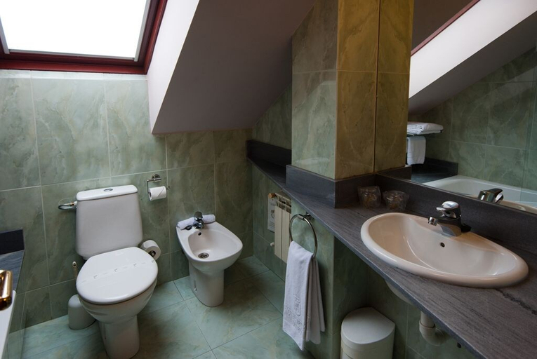 Bathroom 4, Hotel Vetusta, Asturias