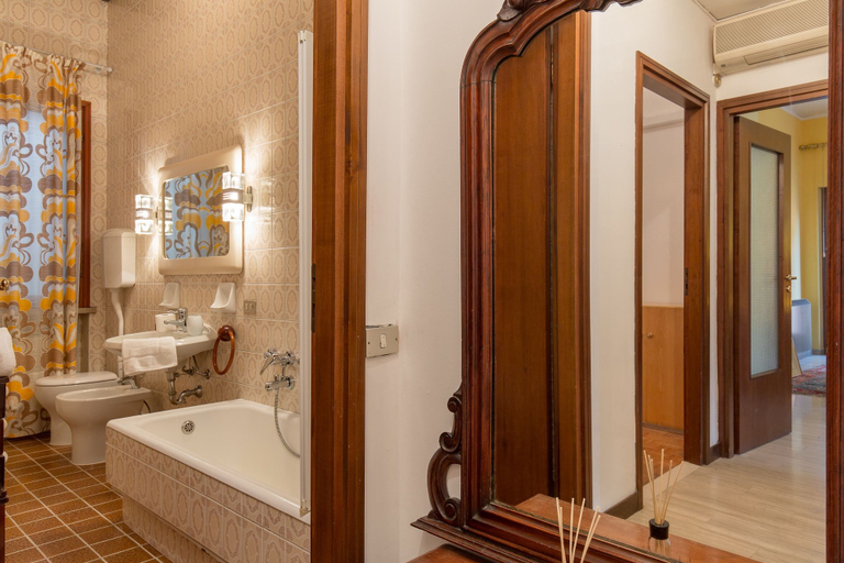 Bathroom 4, Palazzo Fratta, Verona