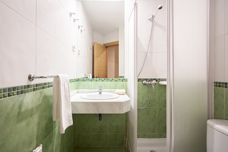 Bathroom 3, INTER Puerta del Sol - Auto Check-in, Madrid