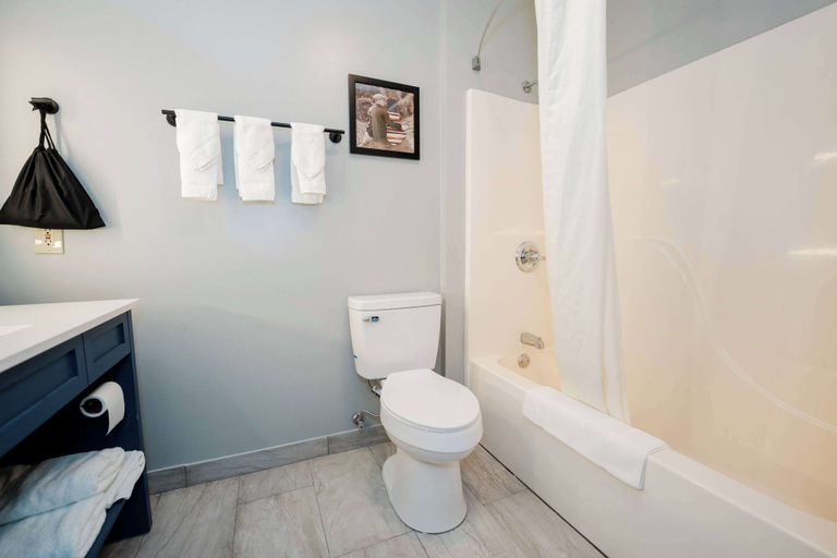 Bathroom 4, AmericInn by Wyndham Tomahawk, Lincoln