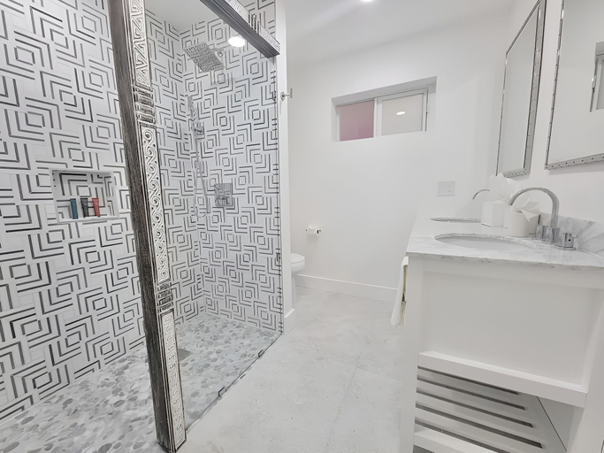 Bathroom 4, Largo Resort, Monroe