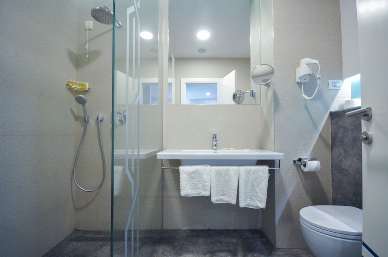 Bathroom 5, Hotel Bracera