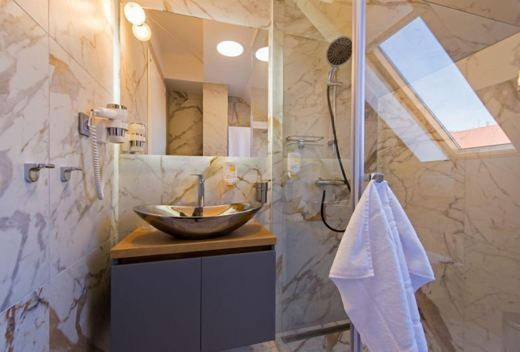 Bathroom 3, Sobe Merlon, Osijek