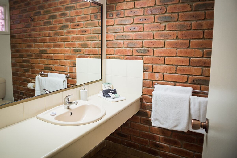 Bathroom 4, Australian Settlers Motor Inn, Swan Hill - Central