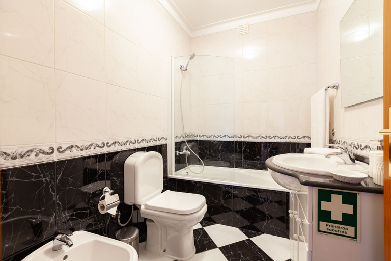 Bathroom 3, Villa Lobos Apartamento, Braga