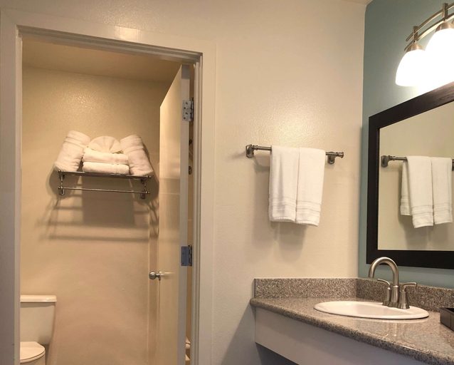 Bathroom 4, SureStay Plus Hotel by Best Western Gold Beach, Curry