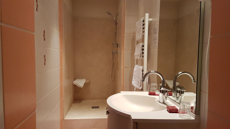 Bathroom 5, Hôtel Cardinal, Bouches-du-Rhône