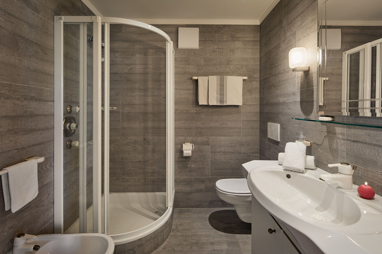Bathroom 5, Hotel Savoy, Bolzano