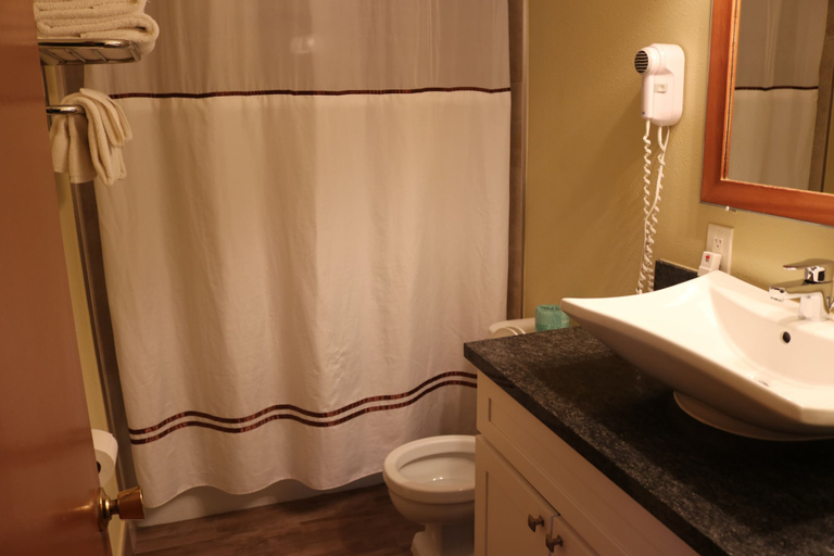 Bathroom 4, Lake View Lodge, Mono